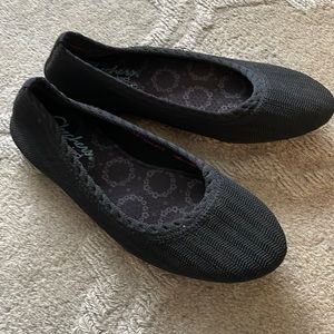 Black knit Skechers flats